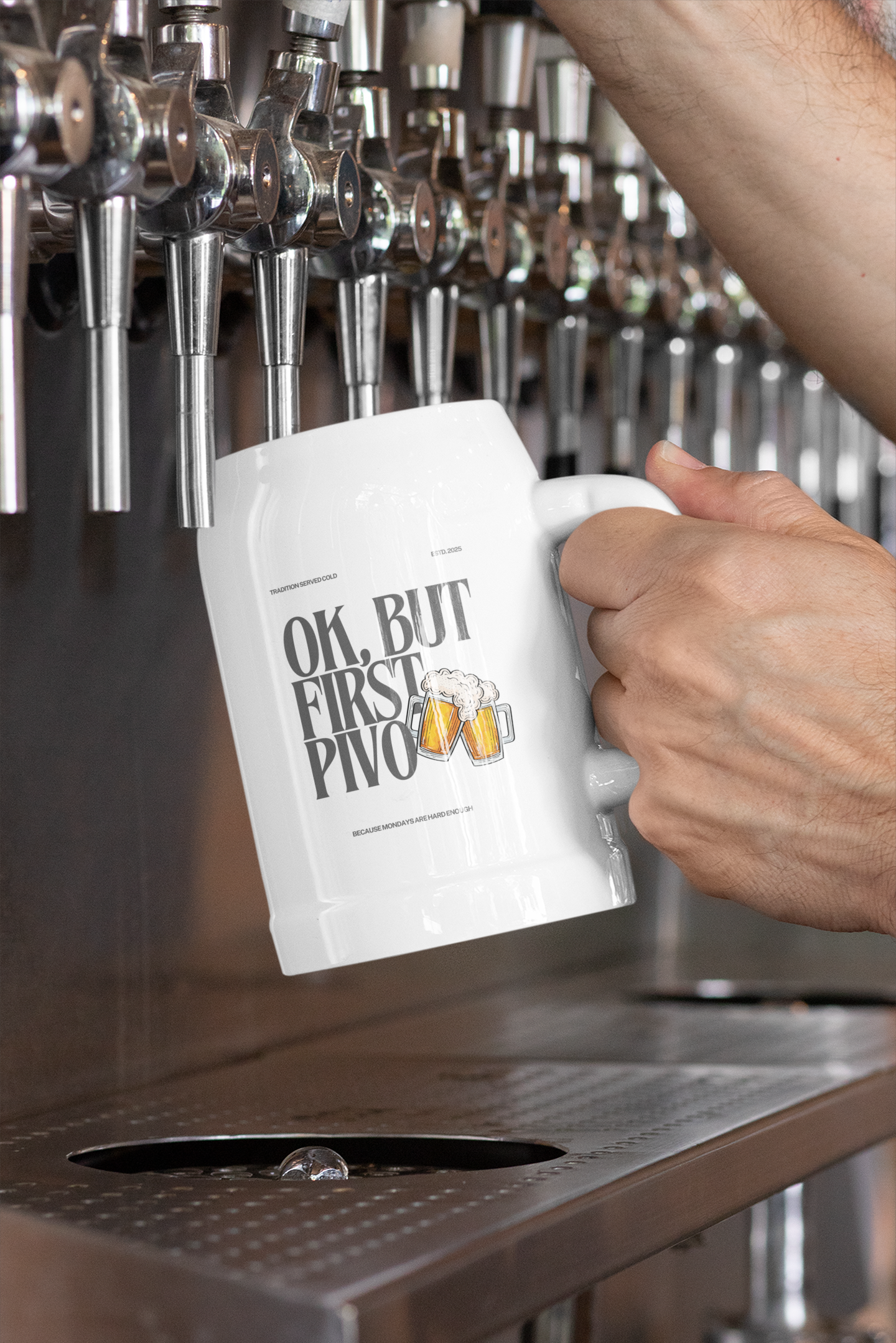 Bierkrug „Ok, but first pivo“ – Lustiger Balkan Krug für echte Genießer 🍺