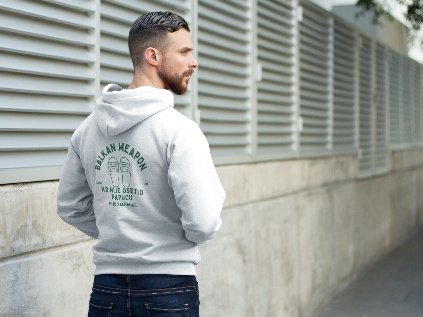 Premium Hoodie „Balkan Weapon – Ko nije osetio papuču, nije Balkanac“ – Cooler Balkan Hoodie mit Kultspruch